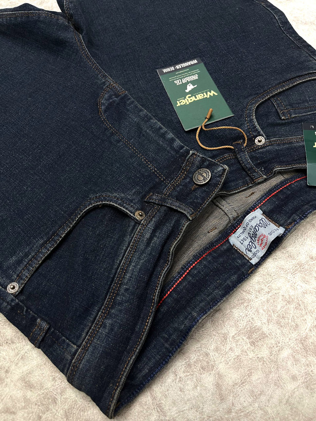 شلوار جین Wrangler سرمه ای تیره – برش کلاسیک و راحتی ماندگار