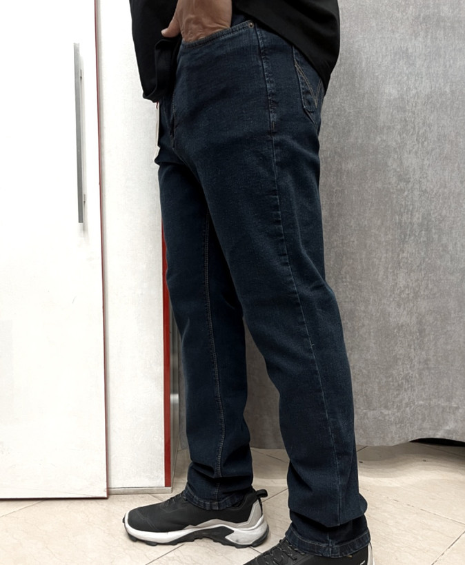 شلوار جین Wrangler سرمه ای تیره – برش کلاسیک و راحتی ماندگار
