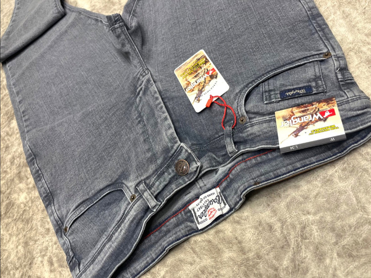 شلوار جین Wrangler طوسی– برش کلاسیک و راحتی ماندگار