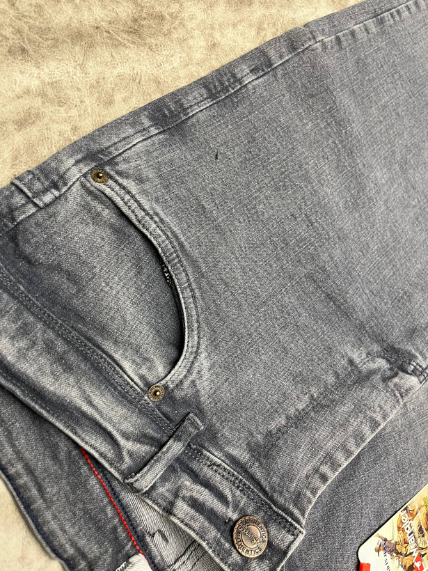 شلوار جین Wrangler طوسی– برش کلاسیک و راحتی ماندگار